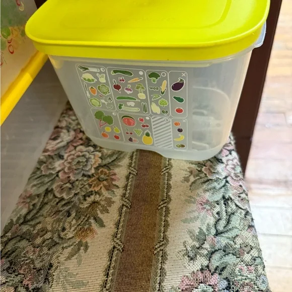 TUPPERWARE Fridgesmart Food Container - Picture 1 of 1